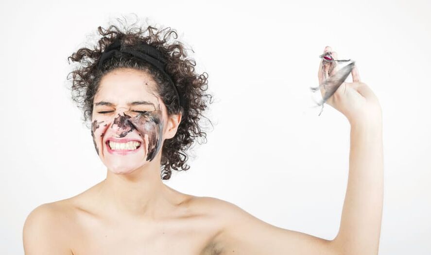 žena vykonáva omladzujúce ošetrenie pokožky tváre