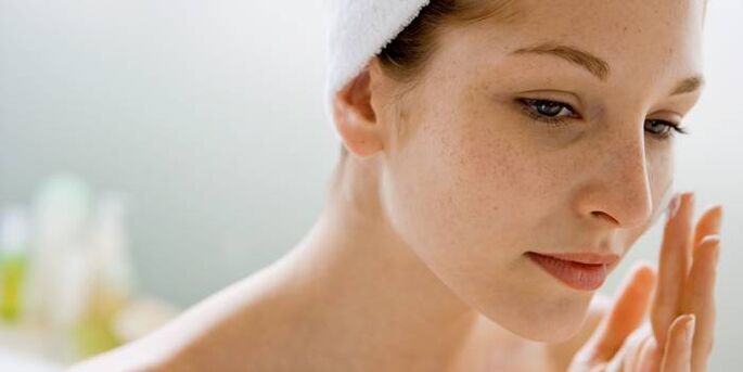 Pravidelné používanie éterických olejov na zvlhčenie pokožky tváre